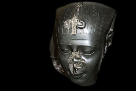 La investigación mostró que la ausencia de las narices, como en esta cabeza de una estatua de un rey de la Trigésima Dinastía, alrededor del 370 a.C., no era casual. Foto: GETTY IMAGES
