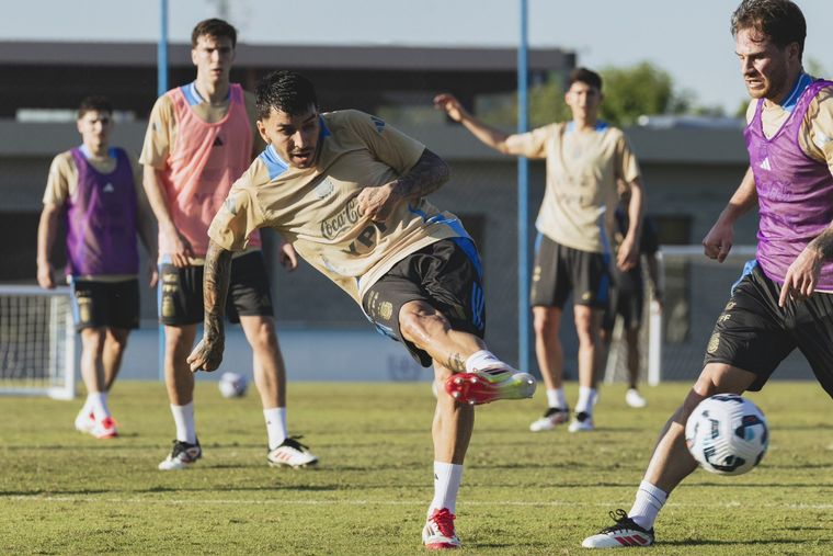 Ángel Correa durante la práctica en el Predio de Ezeiza. Foto: Prensa AFA
