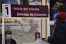 El hombre estaba realizando el trámite para obtener la licencia de conducir El hombre estaba realizando el trámite para obtener la licencia de conducir