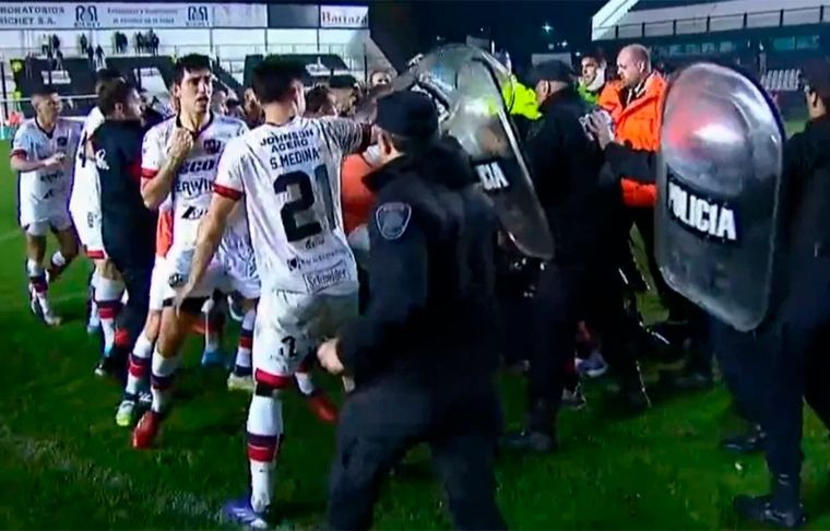 El partido entre Patronato y Barracas Central terminó en escándalo.