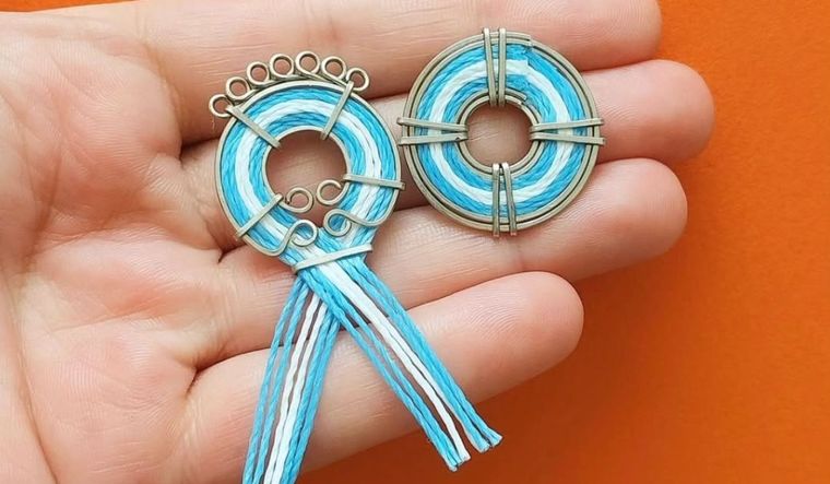 Escarapela de alpaca e hilo encerado. Escarapela de alpaca e hilo encerado.