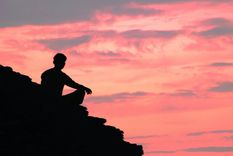 Ante la muerte del amigo, en cualquier edad que ocurra, no basta con “estar en duelo”, hay que “hacer el trabajo de duelo”, sin atajos. Foto: Freepick.