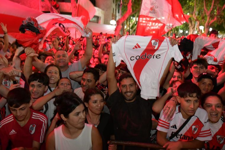 Los fanáticos de River se acercaron masivamente al hotel donde concentró River en San Luis.&nbsp;