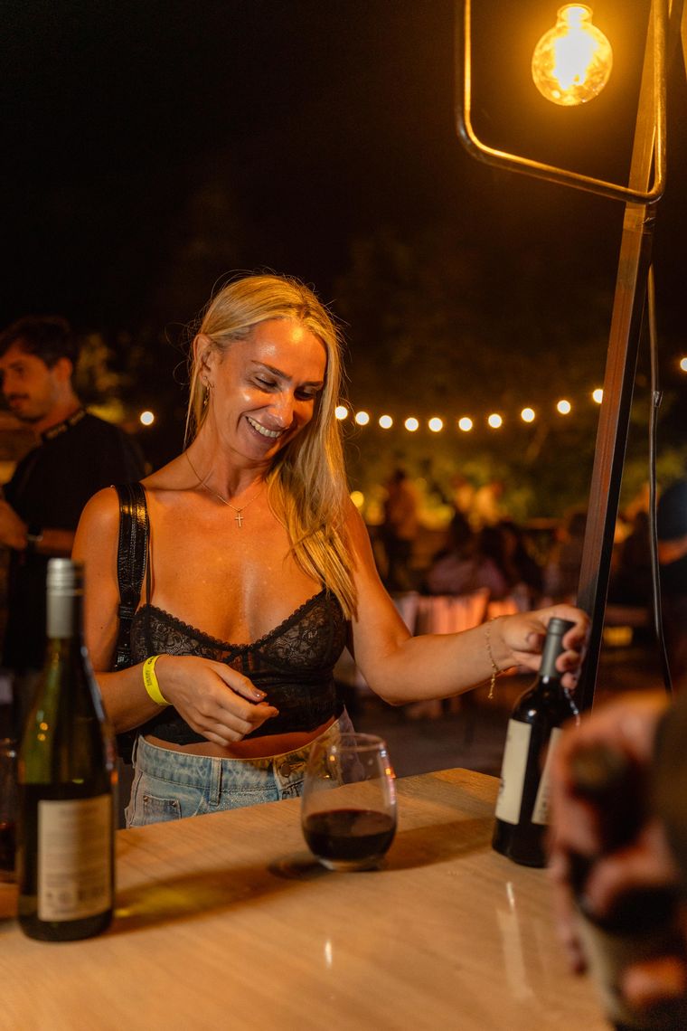 Ella eligió brindar con un buen vino mendocino.