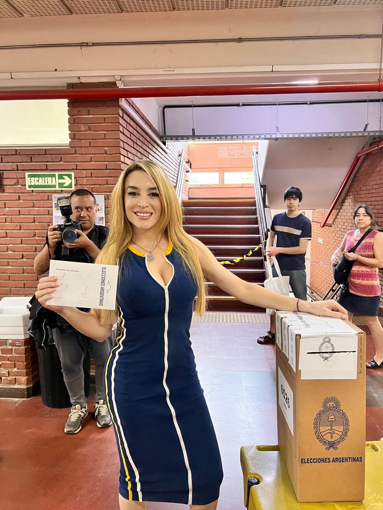 Fátima Flórez votó y habló con la prensa.