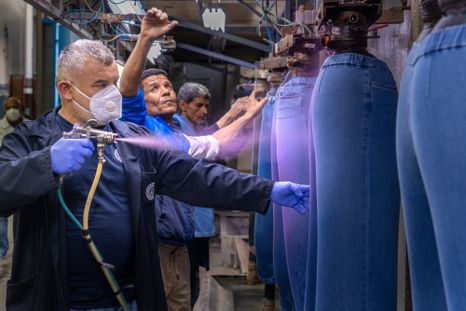 Los fabricantes de jeans en Túnez están reduciendo el uso de productos químicos durante la manufactura ante las nuevas normas establecidas por la Unión Europea, uno de sus principales mercados de exportación. (Justin Jin/PNUMA)
