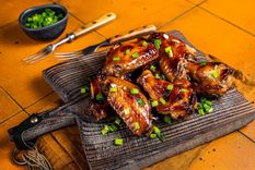 Descubre la receta de alas de pollo a la barbacoa más fácil del mundo.