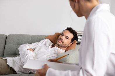 MDZol | Si bien cada vez más hombres se están animando a hablar de su salud mental, no es lo más común. Foto: Freepik