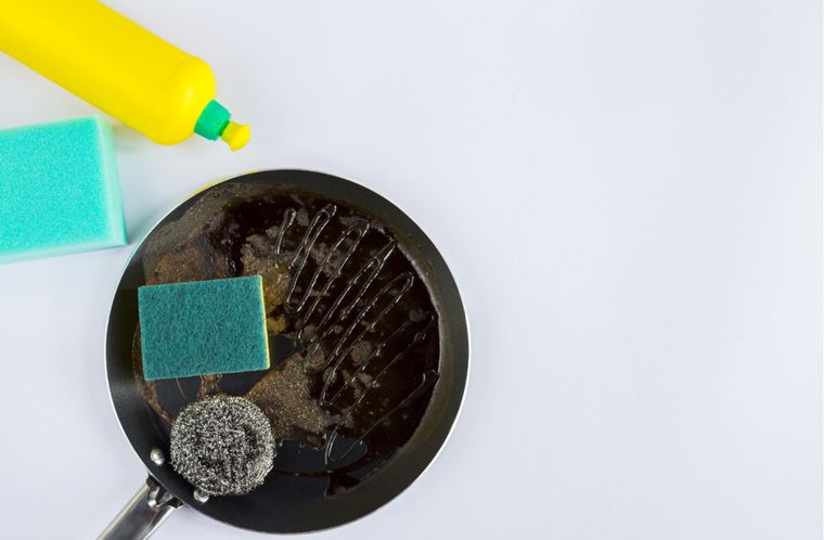 limpiar AL COCINAR A FUEGO FUERTE LOS SARTENES PUEDEN QUEMARSE Y ASÍ SU MATERIAL SE VE DETERIORADO Foto: Shutterstock