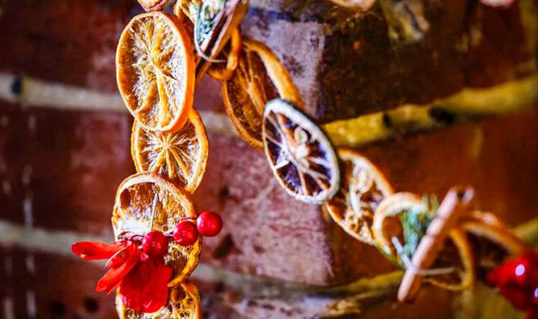 Navidad y una decoración casera: guirnalda hecha con naranjas secas. Imagen: Future.