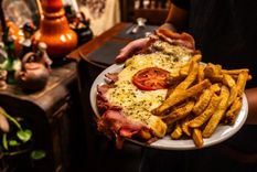 En los bodegones se pueden comer platos gigantes de la gastronomía argentina como la típica milanesa a la napolitana con papas fritas.