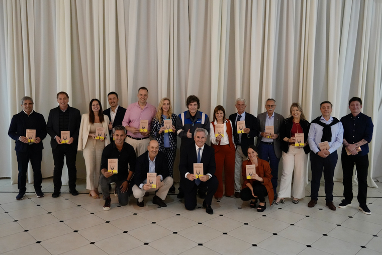 La última reunión de Javier Milei junto a su Gabinete en el brindis de fin de año en la Quinta de Olivos.