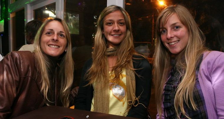Tres rubias en Manhattans: Agustina González, Giuliana Scardini y Jimena Annibaldi. Foto: Poción para MDZ