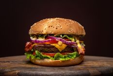 Lucite preparando estas deliciosas hamburguesas caseras. Foto: Shutterstock