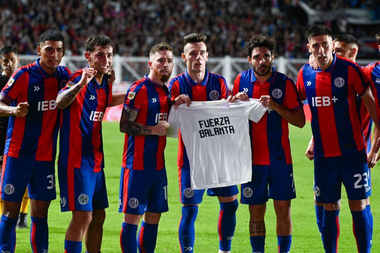 El plantel del Ciclón le envió fuerzas al colombiano Balanta en el festejo del golazo de Muniain. Foto: FoboBaires