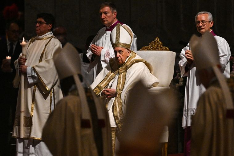 Tras su internación el papa Francisco encabezó en el Vaticano la vigilia de Pascua. Foto: AFP AFP