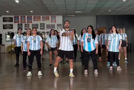En modo mundialista, los grupos de zumba publican sus videos en redes sociales. Foto: @_nahuorozco en Instagram En modo mundialista, los grupos de zumba publican sus videos en redes sociales. Foto: @_nahuorozco en Instagram