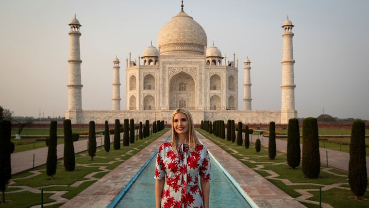 Ivanka Trump, hija y asesora del presidente de EE.UU., frente al Taj Mahal, Agra, la India, 24 de febrero de 2020.