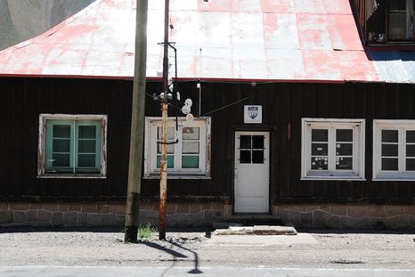 Las Cuevas es un pueblo de Mendoza situado en la cordillera de los Andes, próxima al limite internacional. Las Cuevas es un pueblo de Mendoza situado en la cordillera de los Andes, próxima al limite internacional.