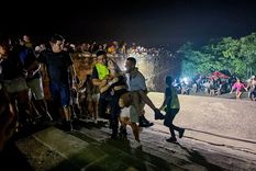 Personas cargando a una de las víctimas del tiroteo en Paraguay