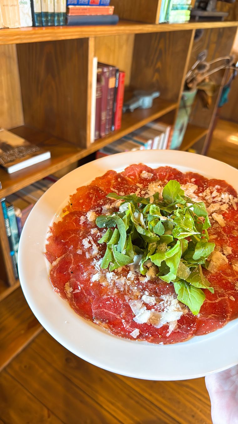 Probar el carpaccio en el restó Las Piedras de Fasano: la recomendación ineludible.