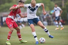Mateo Seoane y una tremenda entrada a los tres minutos del partido. Foto: @Velez