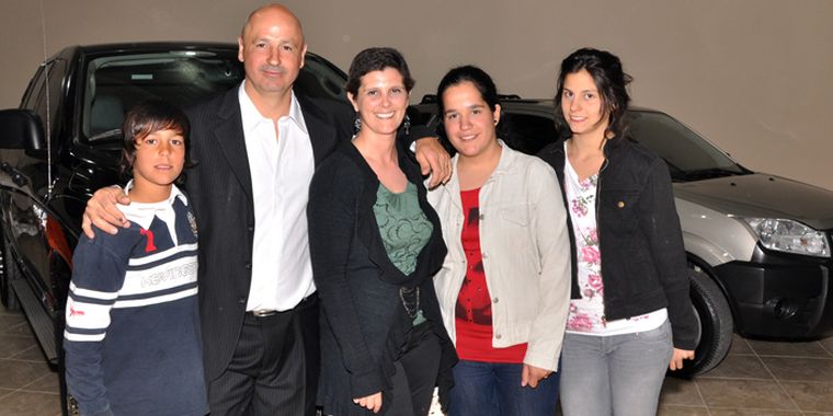 Marcelo Riera -propietario de Caminos Automotores-, junto a su familia: Santiago, Silvina Vega, Victoria y Florencia. Foto: Agustín Mauricio/Mediamza.com