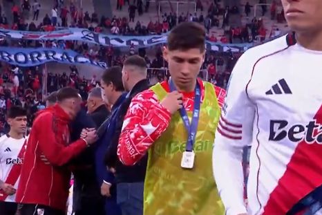 Gonzalo Montiel pasó junto a Chiqui Tapia en la premiación y no lo saludó tras la final entre River y Belgrano. Gonzalo Montiel pasó junto a Chiqui Tapia en la premiación y no lo saludó tras la final entre River y Belgrano.