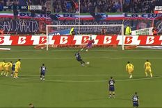Villa patea y se ve clara la invasión de los jugadores de Boca. Foto: Captura Video