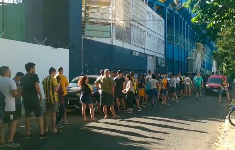 Rosario Central Los hinchas del Canalla se acercaron a votar a minutos del partido entre Argentina y Francia.