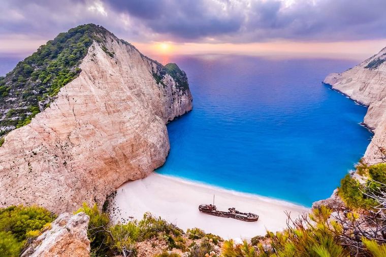 Descubriendo paraísos: la IA revela las tres mejores playas del mundo Una de las playas más bellas del mundo se ubica en el mar Jónico de Grecia. Foto: Freepik