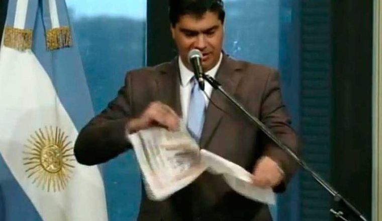 Capitanich, en sus épocas de Jefe de Gabinete, rompiendo un diario. Foto: Archivo Capitanich, en sus épocas de Jefe de Gabinete, rompiendo un diario. Foto: Archivo