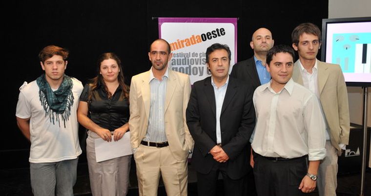 El intendente Alfredo Cornejo junto al equipo de realizadores y productores del festival: Facundo Burgos, Andrea Puebla, Luis Mauleón, Marcio Guillén, Martín Ramírez y Nicolás Díaz. Foto: Pachy Reynoso / MDZ