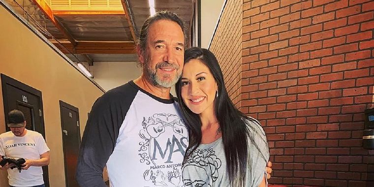Marco Antonio Solís junto a su hija mayor Beatriz. Foto: People en Español