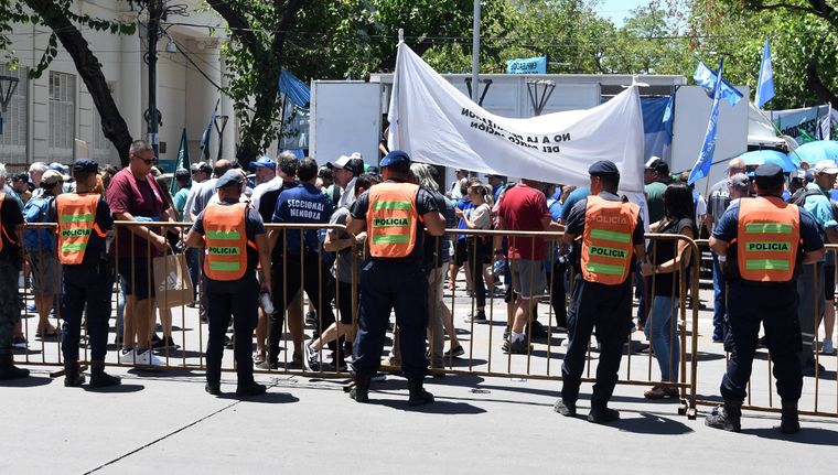El último paro nacional tuvo lugar el 24 de enero y así estaba el frente de la Legislatura en Mendoza Foto: ALF PONCE MERCADO / MDZ
