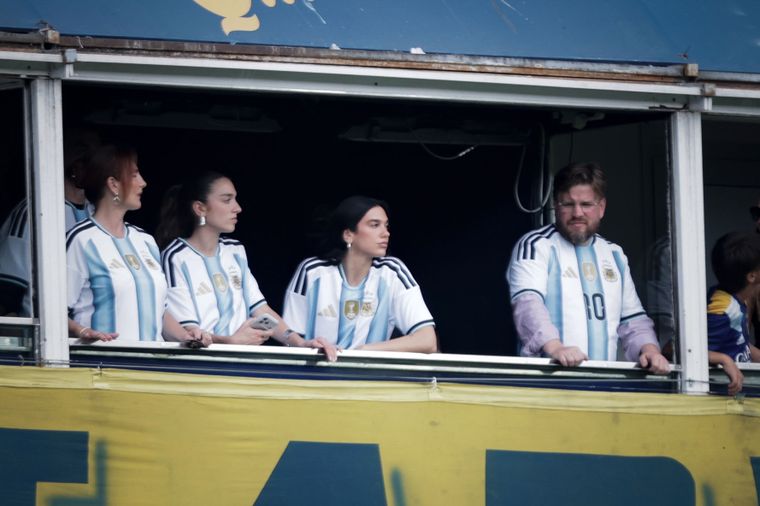 Dua Lipa vio el Superclásico en un palco de la Bombonera.