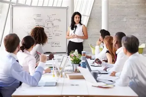 Las organizaciones más eficientes no son necesariamente las que trabajan más horas. Son las que logran enfocarse en aquello que genera verdadero valor. Las organizaciones más eficientes no son necesariamente las que trabajan más horas. Son las que logran enfocarse en aquello que genera verdadero valor.