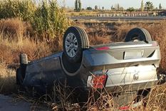 El vuelco se dio en el Acceso Este, en Maipú. El vuelco se dio en el Acceso Este, en Maipú.