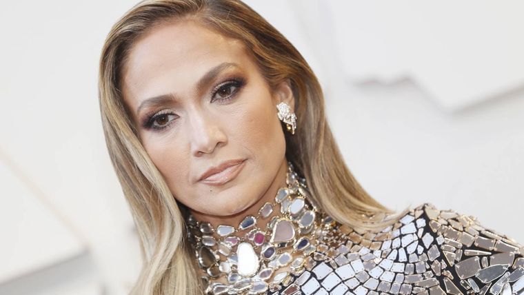 Jennifer Lopez sabe cómo combinar una prenda descontracturada con un complemento de lujo. Foto: Al Día News - aldianews.com