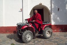 El sacerdote que fue conocido como Padre Chifri y su burro rojo, el cuadriciclo que lo transportaba tras su accidente en parapente. Fotos: Fundación Alfarcito El sacerdote que fue conocido como Padre Chifri y su burro rojo, el cuadriciclo que lo transportaba tras su accidente en parapente. Fotos: Fundación Alfarcito