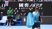 Djokovic aplaude a Mussetti mientras el italiano se retira en cuartos del Abierto de Australia por una molestia en el aductor. Djokovic aplaude a Mussetti mientras el italiano se retira en cuartos del Abierto de Australia por una molestia en el aductor.