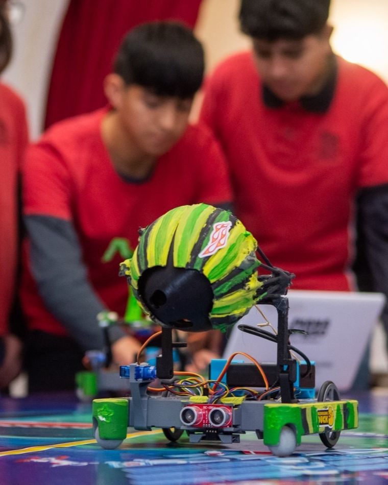 El robot que diseñó la Escuela José de San Martín para la Copa Robótica. El robot que diseñó la Escuela José de San Martín para la Copa Robótica.