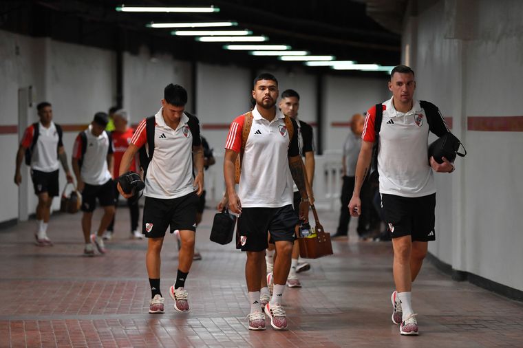 El plantel de River y Villagra de fondo. Foto: @RiverPlate