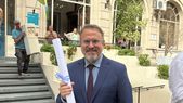 Diego Valenzuela tras jurar como senador bonaerense con su diploma en mano. Diego Valenzuela tras jurar como senador bonaerense con su diploma en mano.