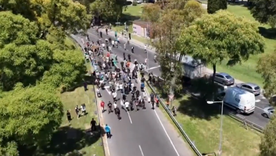 tension y fuego en la general paz: enfrentamientos entre el inti y la policia por los recortes del gobierno tension y fuego en la general paz: enfrentamientos entre el inti y la policia por los recortes del gobierno