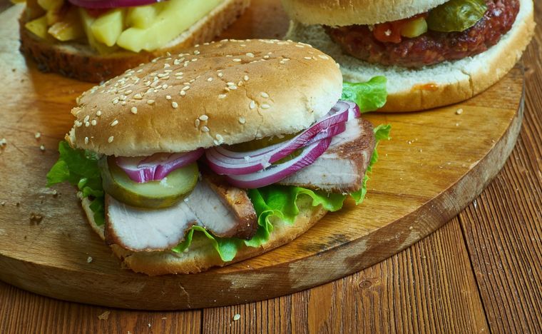 Sandwich butifarra Una receta clásica de las calles de Perú para hacer en pocos minutos. Foto: Shutterstock