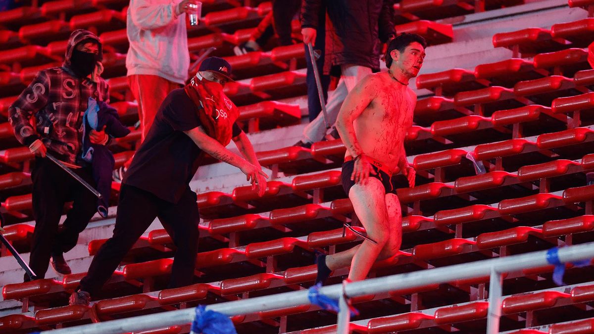 Incidentes entre hinchas de Independiente y U. de Chile: ocho barras del Rojo tienen pedido de captura internacional
