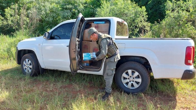 La camioneta del acusado en plena inspección de Gendarmería. Foto: Gendarmería Nacional