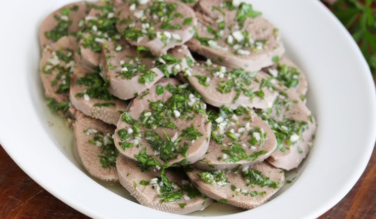 La receta de lengua a la vinagreta es un clásico argentino que se sirve tradicionalmente frío en reuniones y fiestas familiares. La receta de lengua a la vinagreta es un clásico argentino que se sirve tradicionalmente frío en reuniones y fiestas familiares.