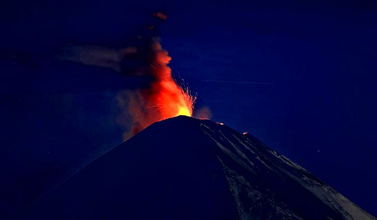 El volcán Kliuchevskoi, de Rusia, ha erupcionado tras el terremoto. Foto Efe